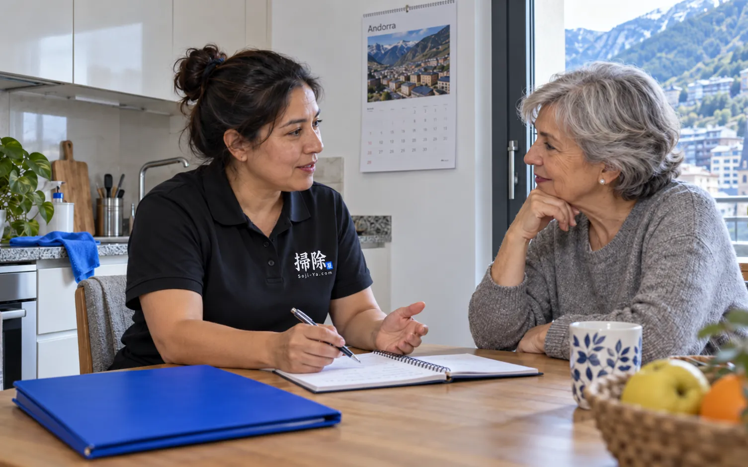 Professional de la neteja i clienta pacten el servei a la cuina d'un pis, dona de la neteja a Andorra
